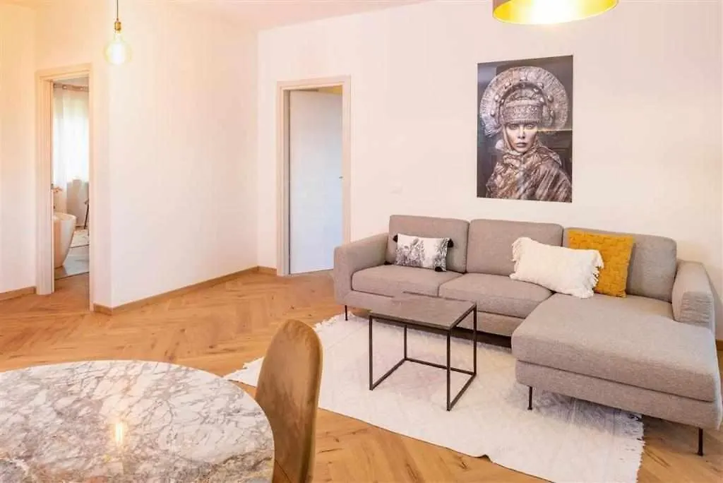 Destiny Home 5 Μπαρντολίνο 0*,